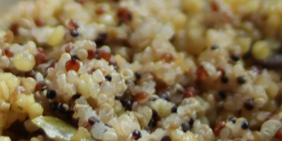 Quinoa suelta y esponjosa lista para servir.