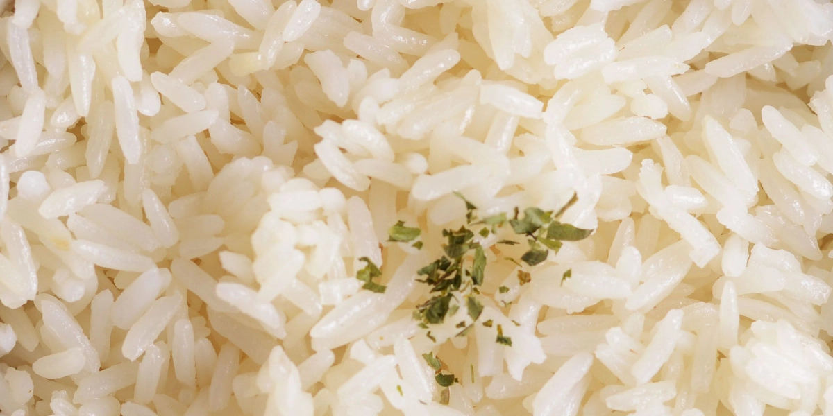Olla con arroz blanco perfectamente graneado.